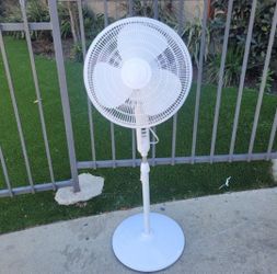 House To Home White Standing  Fan 16 inch Oscillating Pedestal Fan House To Home White Standing  Fan 16 inch Oscillating Pedestal Fan 