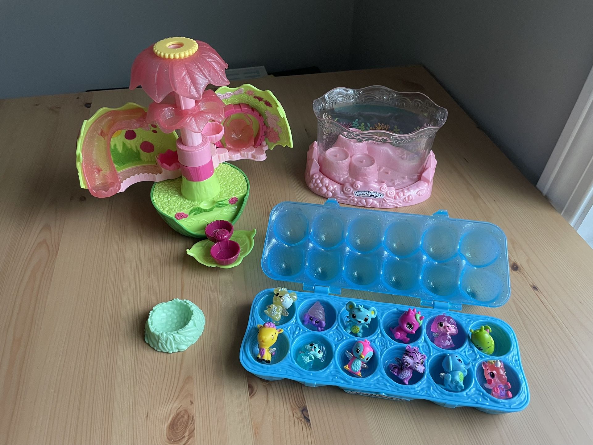 Hatchimals Lot CollEGGibles Aquarium Tropical Playset & 12 Figures With Egg Carton Case