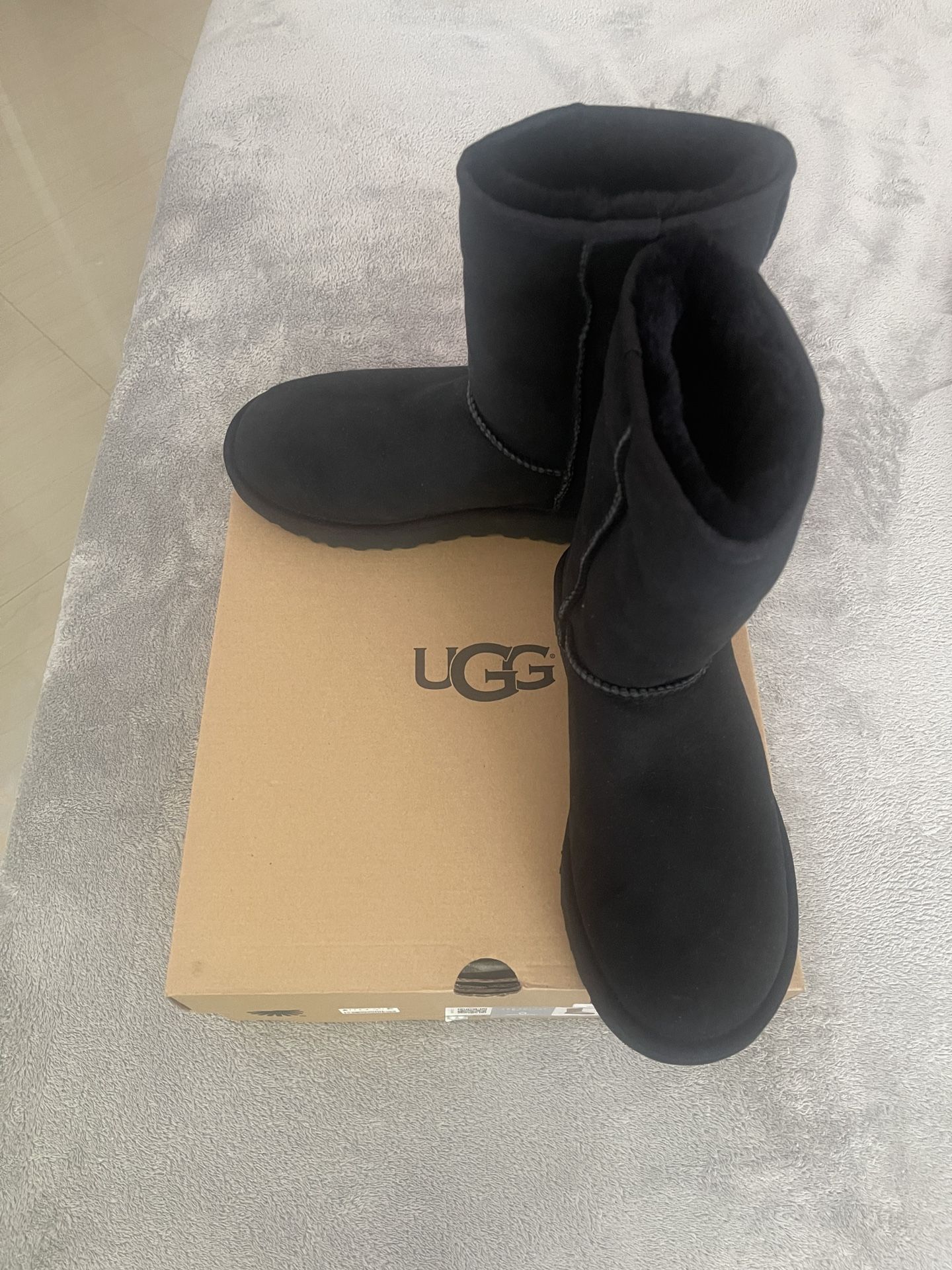 UGG Boots Women Classic Short Size 8