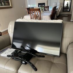 40 In. Vizio TV and Wall Mount