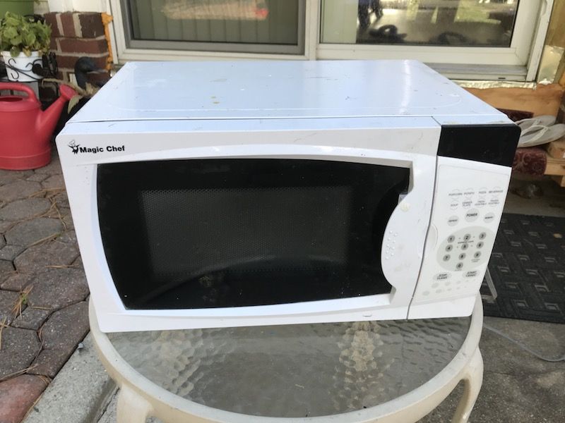 Magic chef, 17” microwave