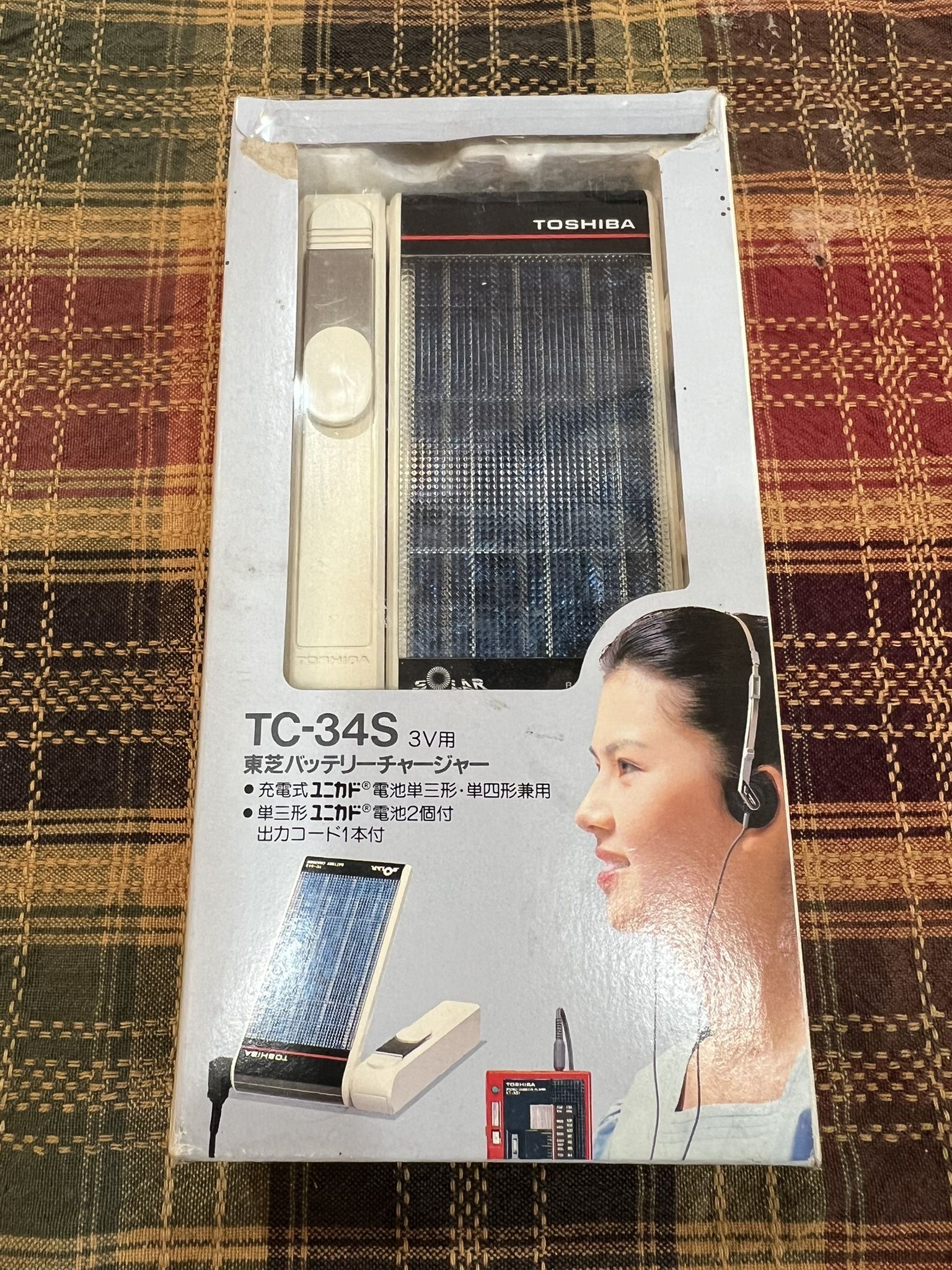 1980s Toshiba Solar Battery Charger (TC-34S) – Cargador solar Toshiba de los años 80 (TC-34S)
