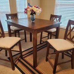 Beautiful Counter Height Dining Set. Table with 4 matching chairs. Good condition, sturdy. 