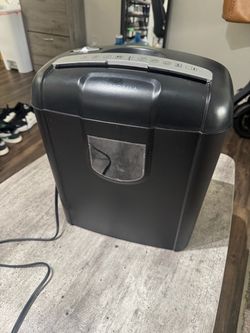 Insignia Paper Shredder with Wastebasket – Works Great