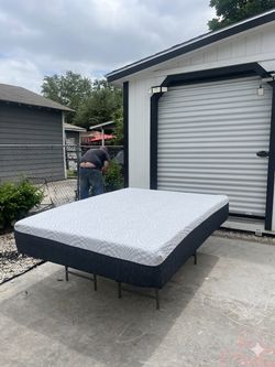 Queen bed frame 🚚 free delivery