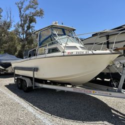 89 Winner 26’ cockpit cabin