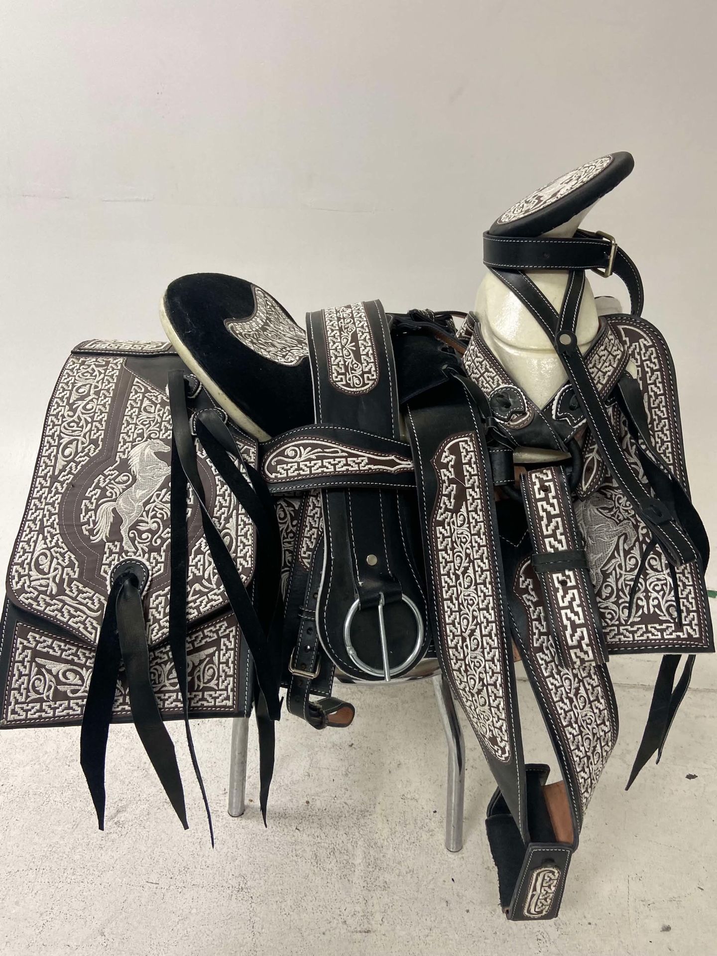 Montura charra bordada con cantinas Cuadradas