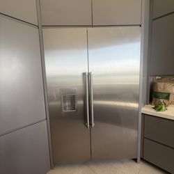 Thermador 30” Refrigerator and 24” Freezer Columns Gently Used