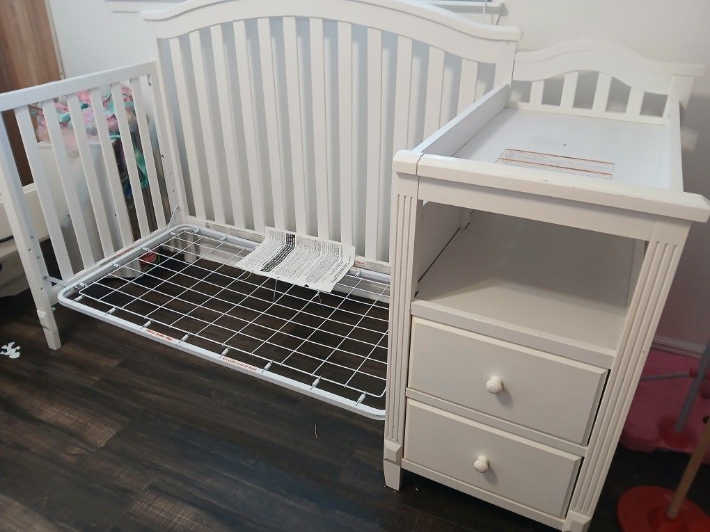 White Baby Crib With Changing Table