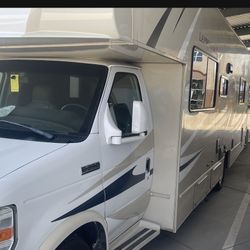 2016 29 Ft Coachmen Leprechaun 