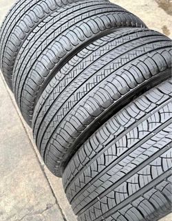 235/65/18 Michelin Selling a set of 4 tires in excellent condition 🫡