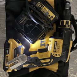 Dewalt chiroquera con batería cargador y bolsa
