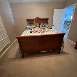 Beautiful Queen Oak Bed And Dresser (mattress Not Included)