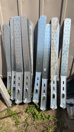 New straps tie