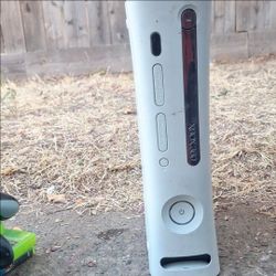 Xbox 360 all cables, and 4 disc's including plants vs zombies making it 5