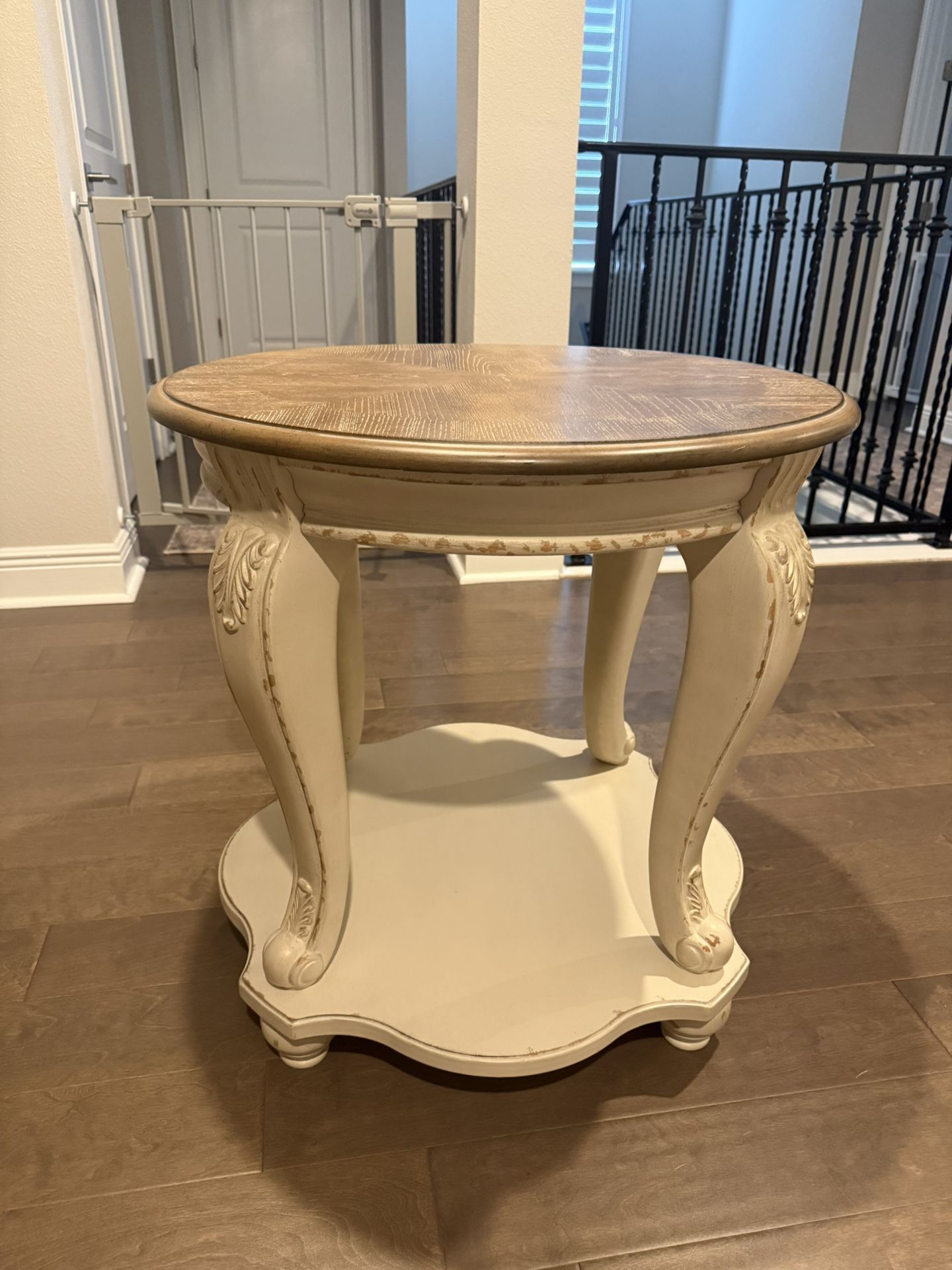 End table Ashley Furniture