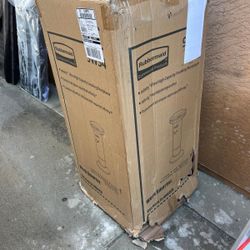 Rubbermaid ultra high capacity smoking receptacle new asking $100 thanks