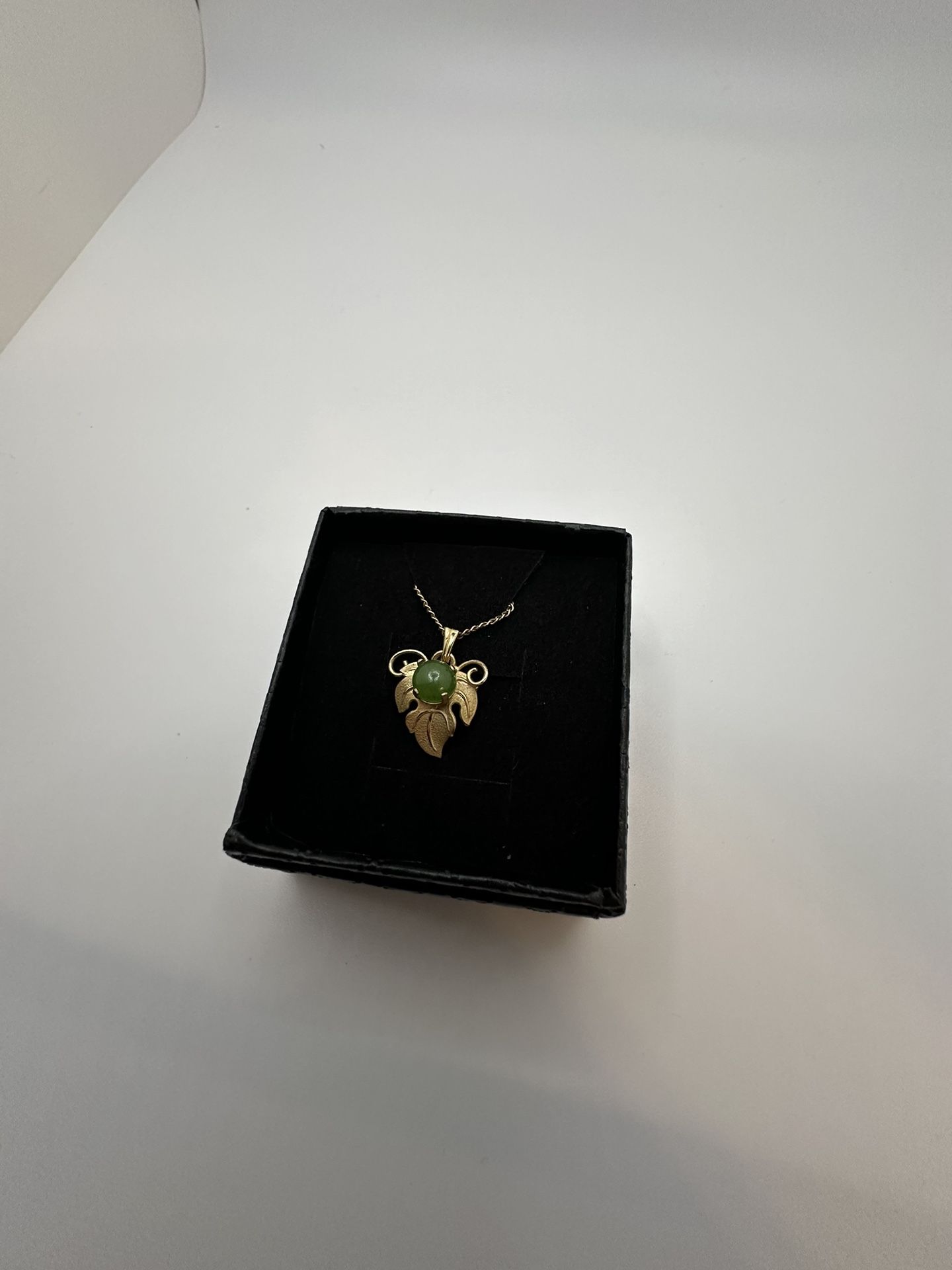 Beautiful Dainty Vintage Gold And Jade Necklace.