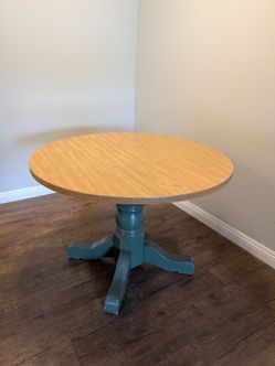Roundhill Dining Table