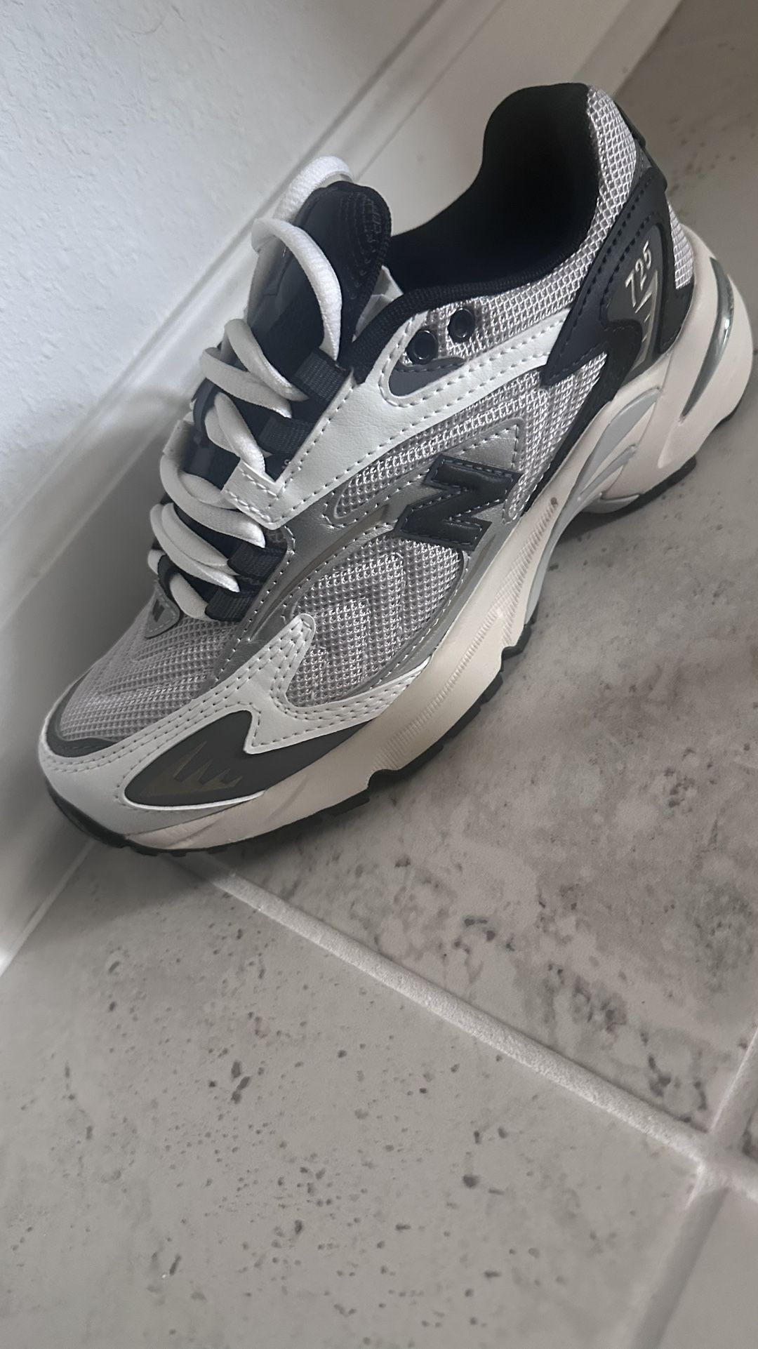 New Balance Modelo 725