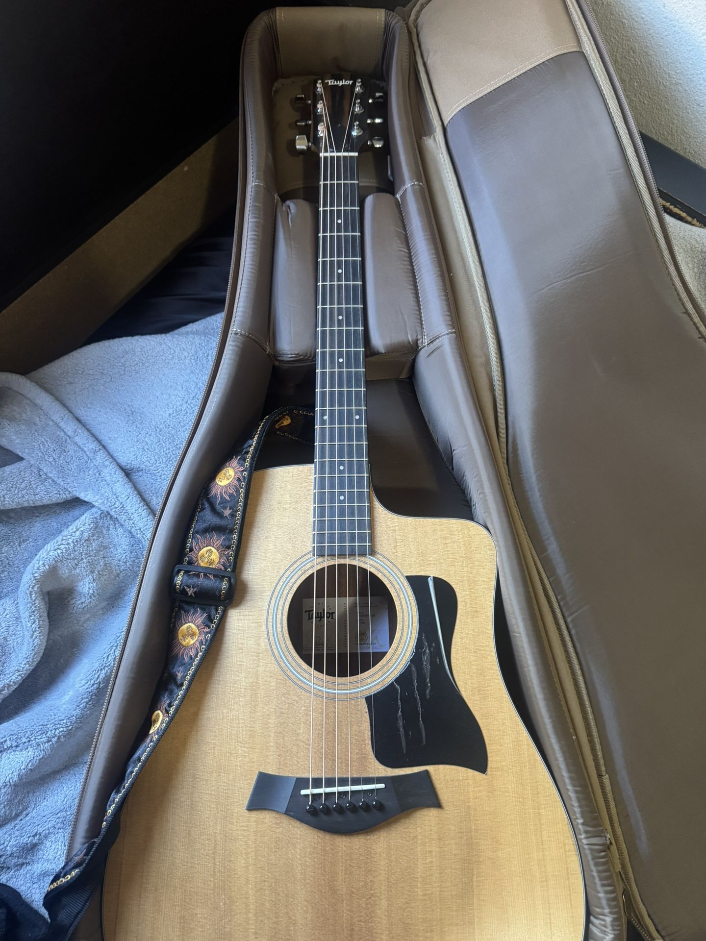Taylor 110ce Dreadnought Acoustic-Electric Guitar (with Gig Bag)