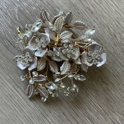 Elegant Vintage-Style Floral Rhinestone Brooch – Gold-Tone, Never Worn