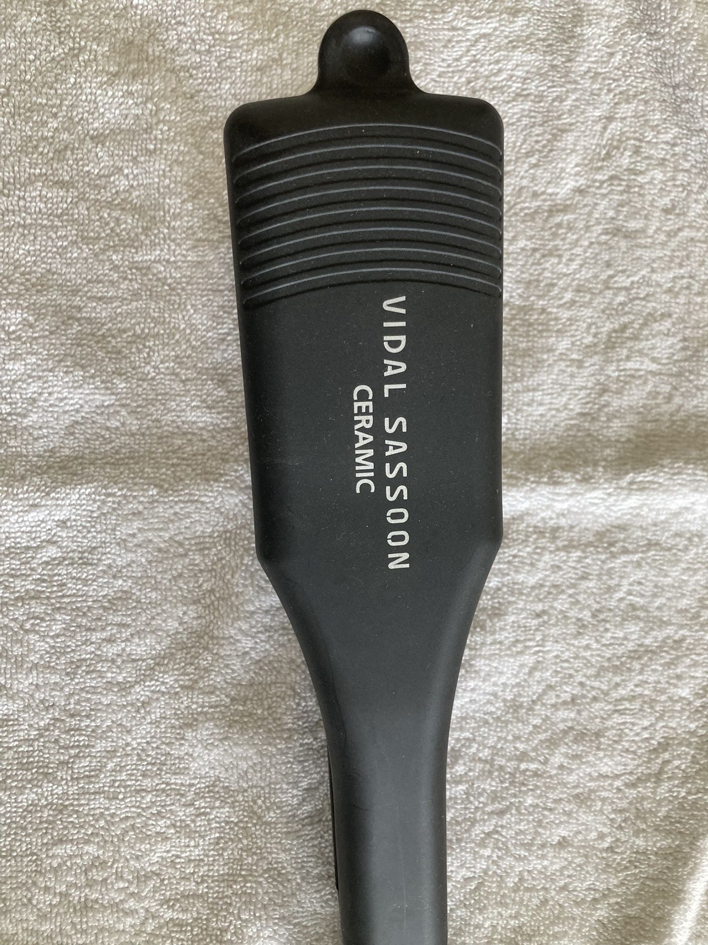 Vidal Sassoon Ceramic Hair Straightner-Zip code 77089