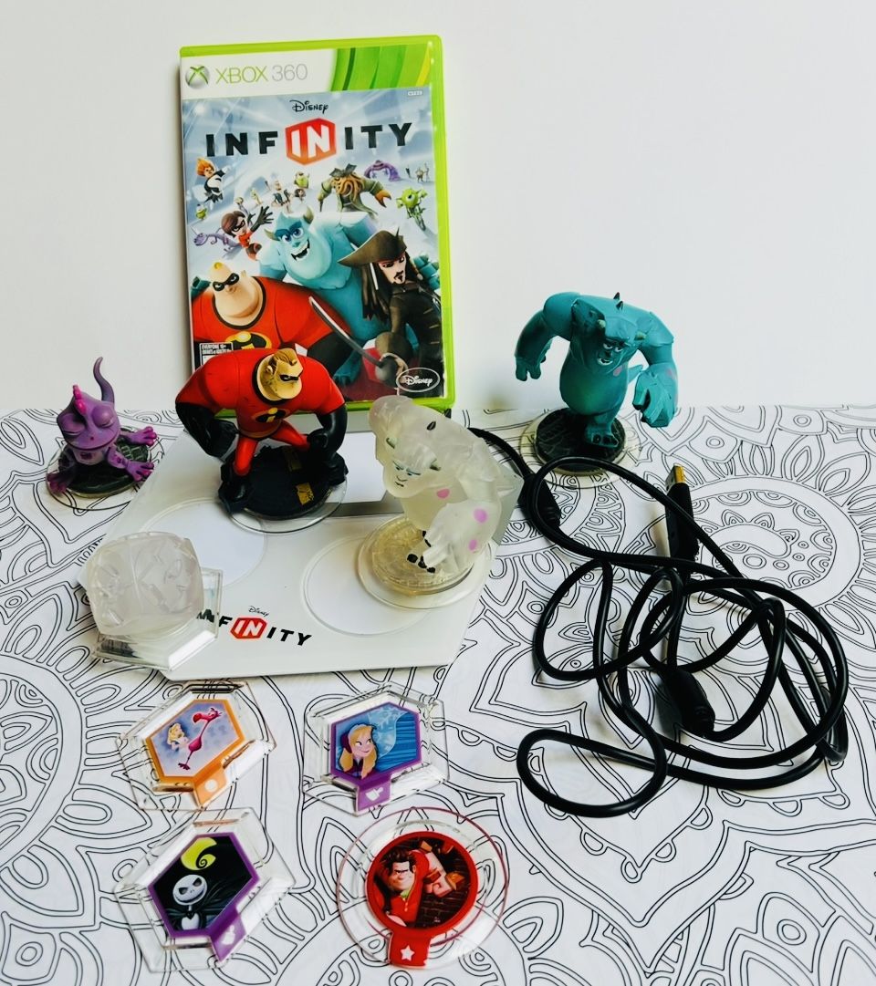 Xbox 360 Disney Infinity Bundle Figures and Discs #4019
