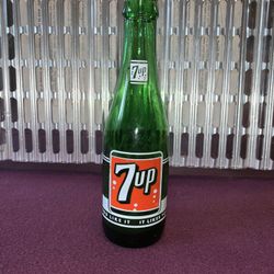 Vintage 1960s green Glass 7-Up bottle