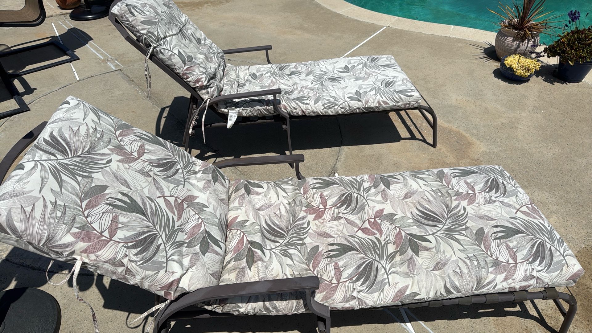 outdoor lounge chairs