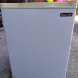 Magic Chef Mini Fridge 17.5 x 25"