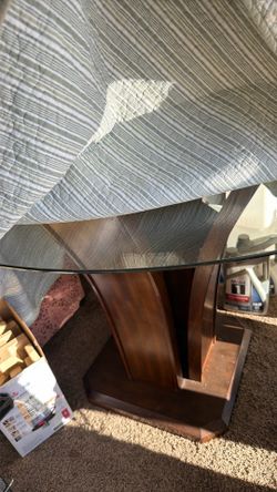 Round kitchen table ( glass top) 5 seats