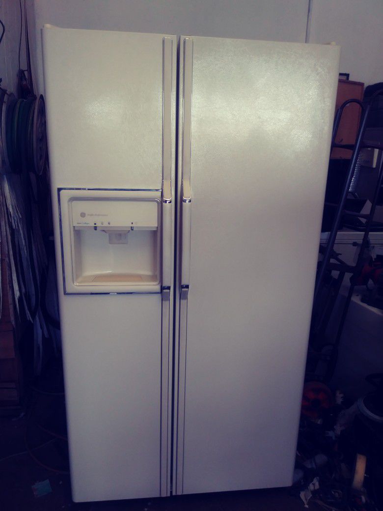 GE Refrigerator. 