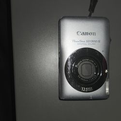 Canon PowerShot SD1300 IS + 3 Battery and Charger