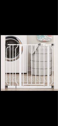 Baby safety gate new never used in box opened for Picturing