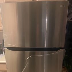LG Refrigerator With Water Dispenser