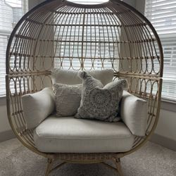 Egg Chair. 