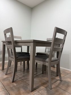Dining table like neew