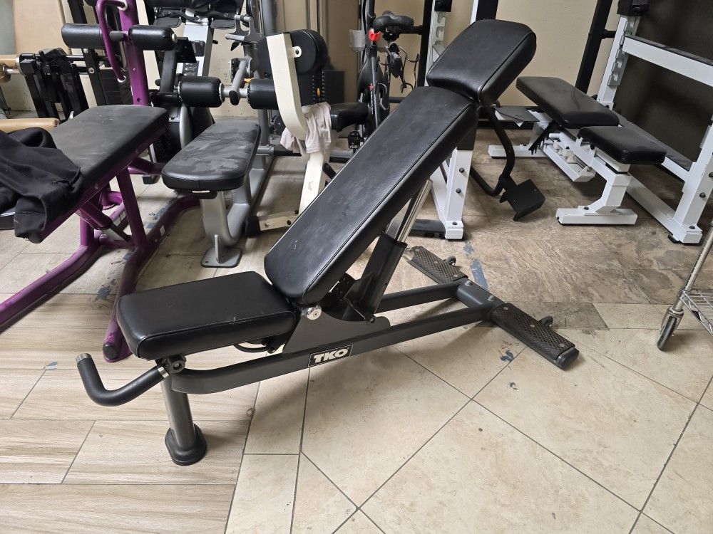 Tko Adjustable Flat / Incline Commercial Grade Bench Workout Fitness Weight Machine