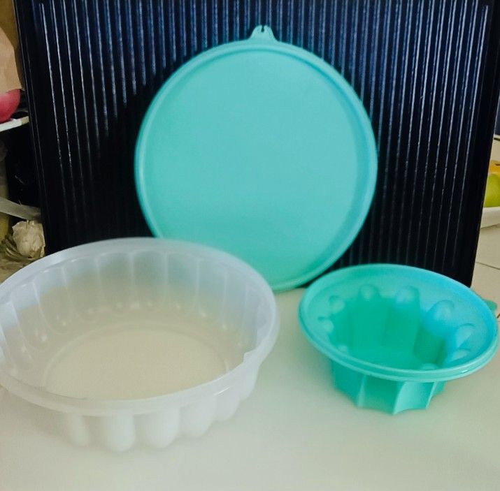 New Tupperware Green and White Jello Mold -3 pieces, 9.5"
