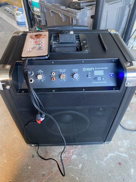 ION SPEAKER IN EXCELLENT CONDITION (NO BLUETOOTH) ONLY AUX AND PLUG IN ONLY IS LOUD