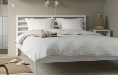 Full size bed