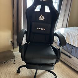 Gaming chair - Like New 