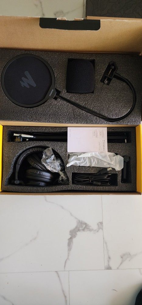 Microphone And Studio Headphone Kit
