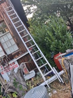 28foot extension ladder with leveller system. Perfectly straight. Pick up fremont sea. No lowball offers please. No trades