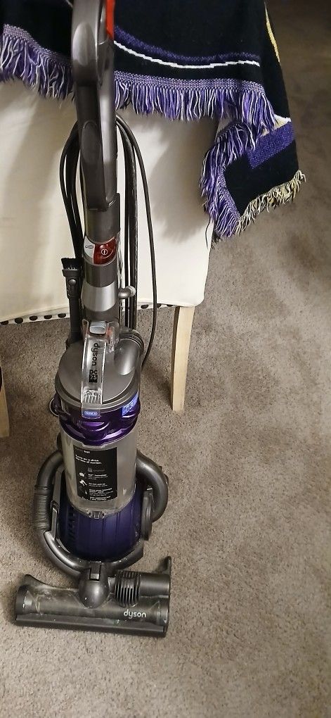 DYSON Vacuum CLEANER 