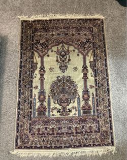 Persian-Style Decorative Area Rug with Fringe – Excellent Condition
