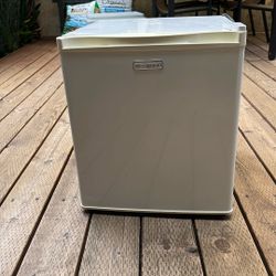 1.6 Cubic Feet Mini Fridge 
