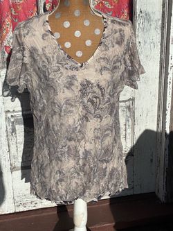 Women’s Size Large Cream Gray Floral Lace Top Fully Lined W/Flutter Sleeves