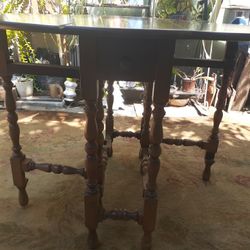
Vintage 
American maple gate leg fall-leaf table.